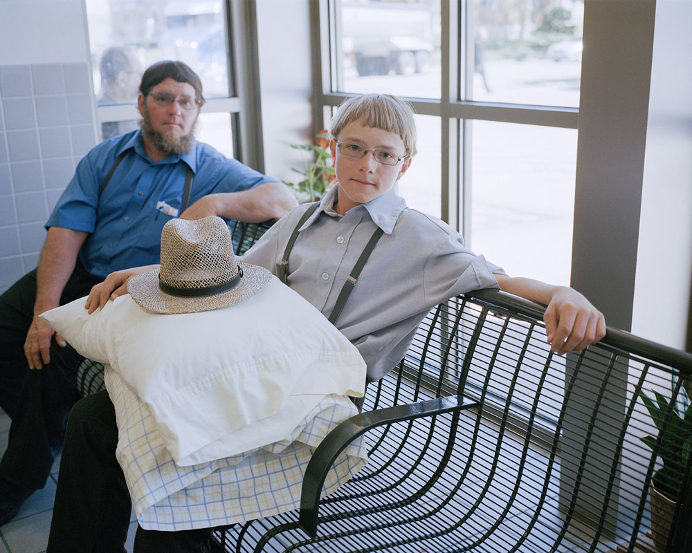 USA / Iowa / Iowa City / May 2016. Ronald Yoder and his 14 year-old son Kendall of Kalona, Iowa, at the bus station in Iowa City. ©Marta Giaccone